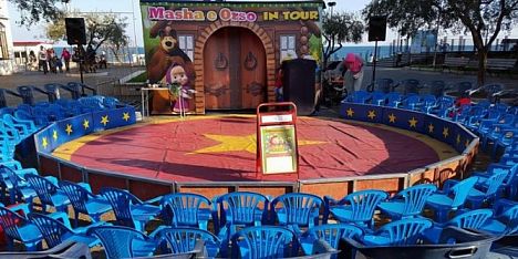 artisti in piazza con il circo dei cartoni