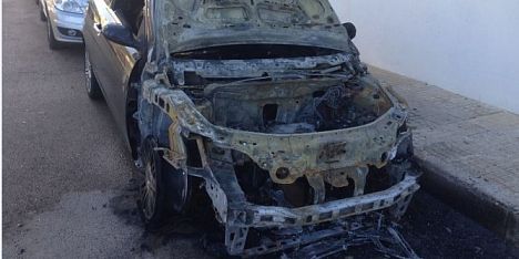 In fiamme una Lancia Y: escalation fuori controllo