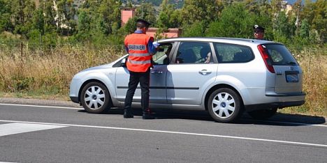Coltello nell´auto: due persone nei guai